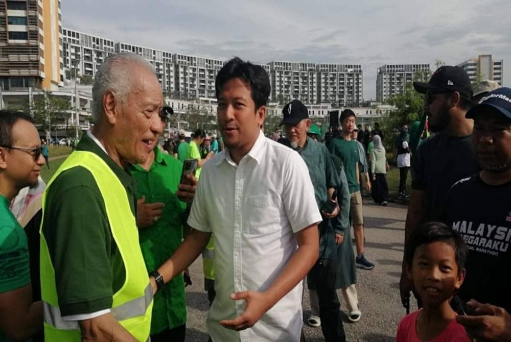 Muhammad (kiri) dan Mohd Najwan (kanan) turut hadir pada himpunan aman Bukit Jelutong Bersatu: Mengekalkan Warisan Hijau Kami di U8, di sini pada Sabtu.
