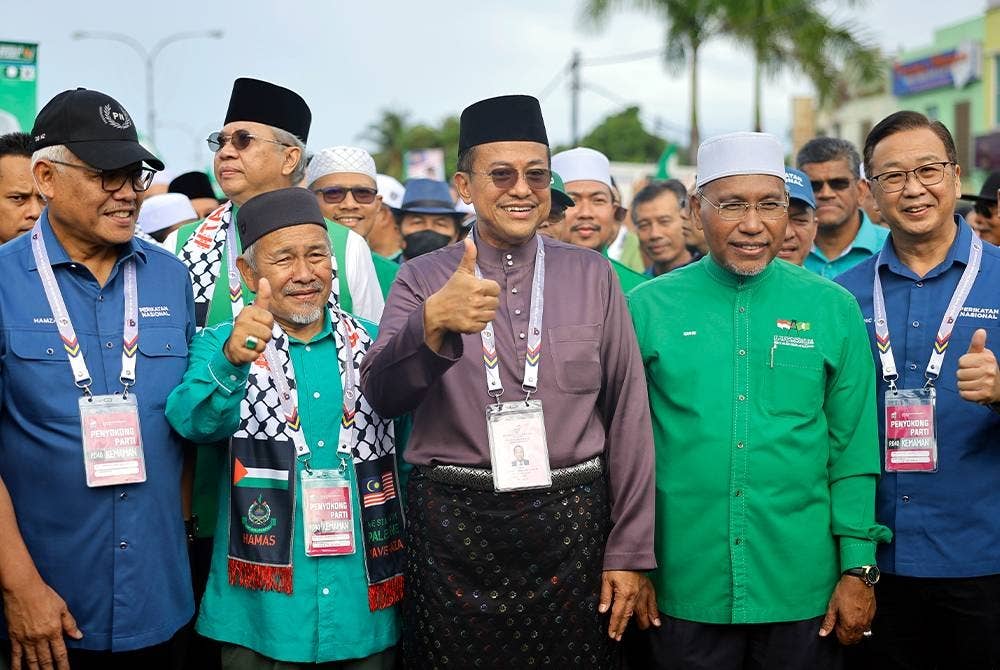 Ahmad Samsuri (tengah) hadir di Pusat Penamaan Calon Pilihan Raya Kecil (PRK) Parlimen P.040 Kemaman bagi menyerahkan borang pencalonan, bertempat di Dewan Berlian Utama, Majlis Perbandaran Kemaman hari ini. - Foto Bernama