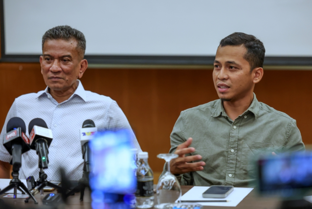 Datuk Dr Mohammad Agus Yusoff (kiri) dan Penolong Pegawai J-KOM Abdul Wahab Abdul Kadir Jilani (kanan) sewaktu mengadakan sidang media khas di Bangi malam Jumaat. - Foto Bernama