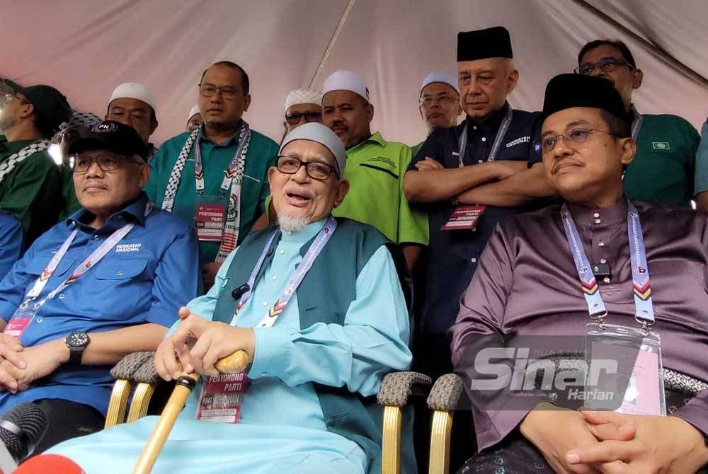 Ahmad Samsuri (kanan) bersama Presiden Pas, Tan Sri Abdul Hadi Awang (dua dari kanan) ketika sidang akhbar selepas proses penamaan calon di Dewan Berlian Utama, Majlis Perbandaran Kemaman, Chukai pada Sabtu.