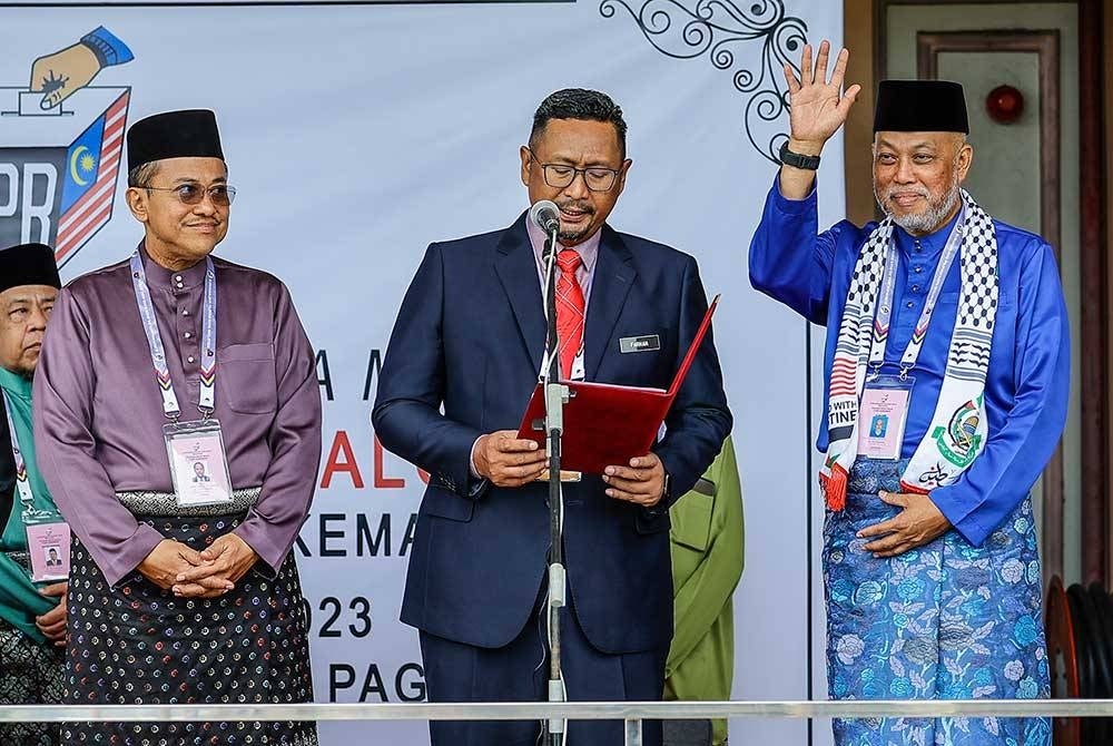 Pegawai Pengurus PRK Parlimen Kemaman, Ahmad Farhan Abdul Wahab (tengah) mengumumkan calon yang akan bertanding pada PRK Parlimen Kemaman di Pusat Penamaan Calon di Dewan Berlian Utama, Majlis Perbandaran Kemaman. - Foto Bernama