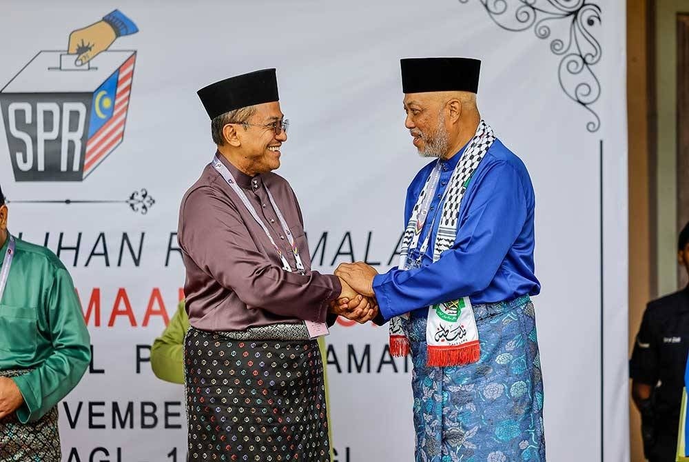 Ahmad Samsuri bersalaman dengan calon BN Jeneral (B), Tan Sri Raja Mohamed Affandi Raja Mohamed Noor (kanan) di Pusat Penamaan Calon PRK Parlimen Kemaman di Dewan Berlian Utama, Majlis Perbandaran Kemaman. - Foto Bernama