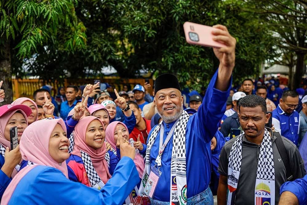 Jeneral (B) Tan Sri Raja Mohamed Affandi Raja Mohamed Noor beramah mesra bersama penyokong BN di Pusat Penamaan Calon PRK Parlimen Kemaman di Dewan Berlian Utama, Majlis Perbandaran Kemaman pada Sabtu. - Foto: Bernama