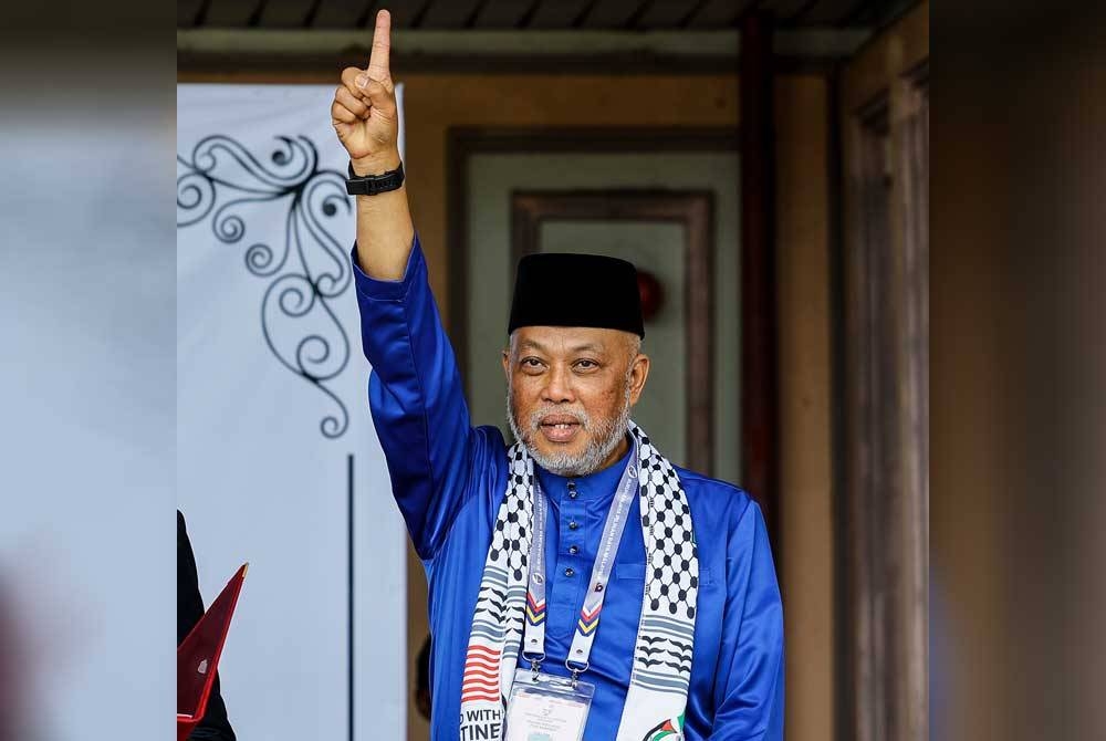 Jeneral (B) Tan Sri Raja Mohamed Affandi Raja Mohamed Noor ketika diumumkan sebagai calon di Pusat Penamaan Calon PRK Parlimen Kemaman di Dewan Berlian Utama, Majlis Perbandaran Kemaman pada Sabtu.- Foto: Bernama