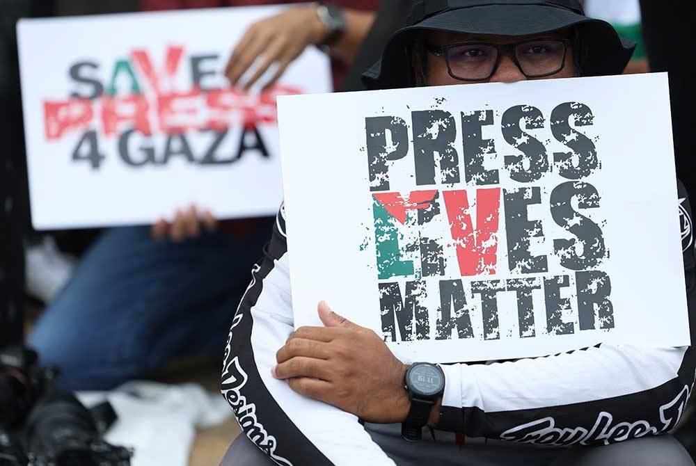 Salah seorang peserta perhimpunan Save Press 4 Gaza (SP4G) membawa sepanduk di Dataran Merdeka hari ini. - Foto Bernama