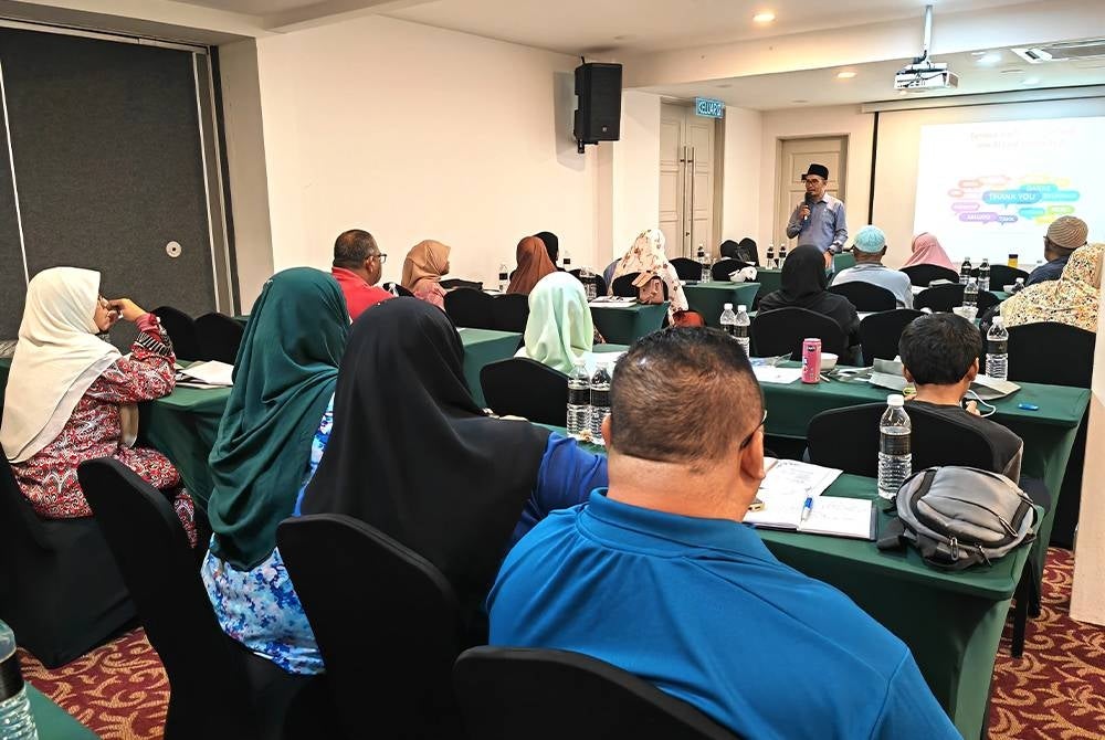 Peserta Program Kursus Pemantapan Aqidah Saudara Baru dan Anak Saudara Baru mendengar ceramah agama disampaikan.