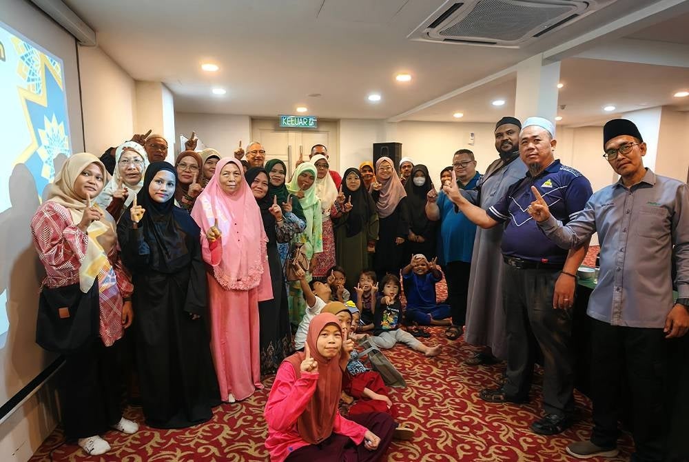 Mohd Bilal (tiga dari kanan) bersama peserta
Program Kursus Pemantapan Aqidah Saudara Baru dan Anak Saudara Baru.