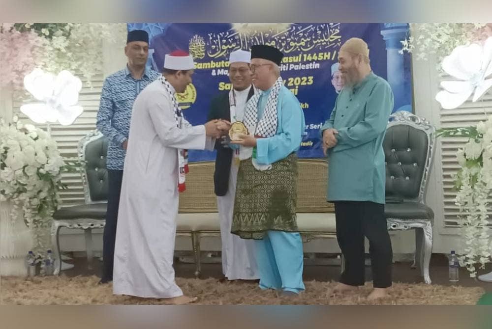 Hassan (kanan) menerima cenderamata dalam Majlis Sambutan Maulidur Rasul 1445/2023M dan Majlis Doa Solidariti Palestin di Dewan Mawaddah Masjid Bandar Seri Alam, Pasir Gudang pada Sabtu