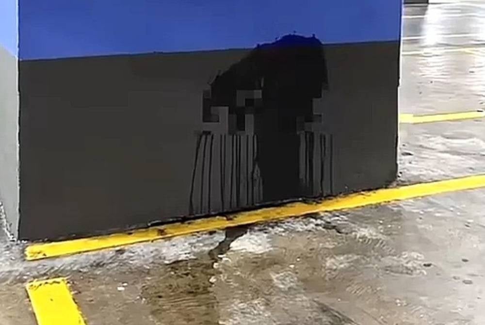 Kesan urin yang melekat pada tiang pusat beli-belah di Subang Jaya.