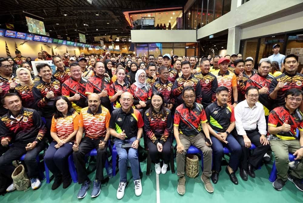 Hannah Yeoh bergambar dengan peserta pada majlis perasmian Sukan Perpaduan MYSED Kementerian Belia dan Sukan (KBS) di Megalanes Sarawak pada Sabtu. - Foto: Bernama