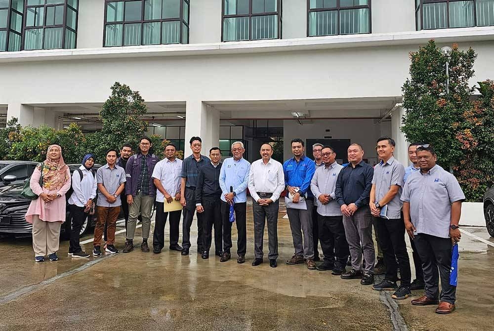Mohd Jafni (tengah) melawat Residensi Larkin Indah di Larkin, Johor Bahru pada Sabtu.