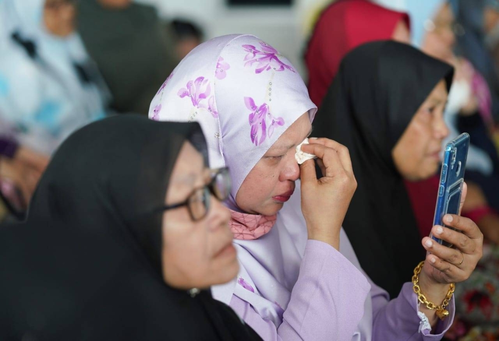 Tetamu yang hadir tidak dapat menahan sebak ketika sesi dialog 'Gaza dihatiku' di Suradi sini pada Sabtu.
