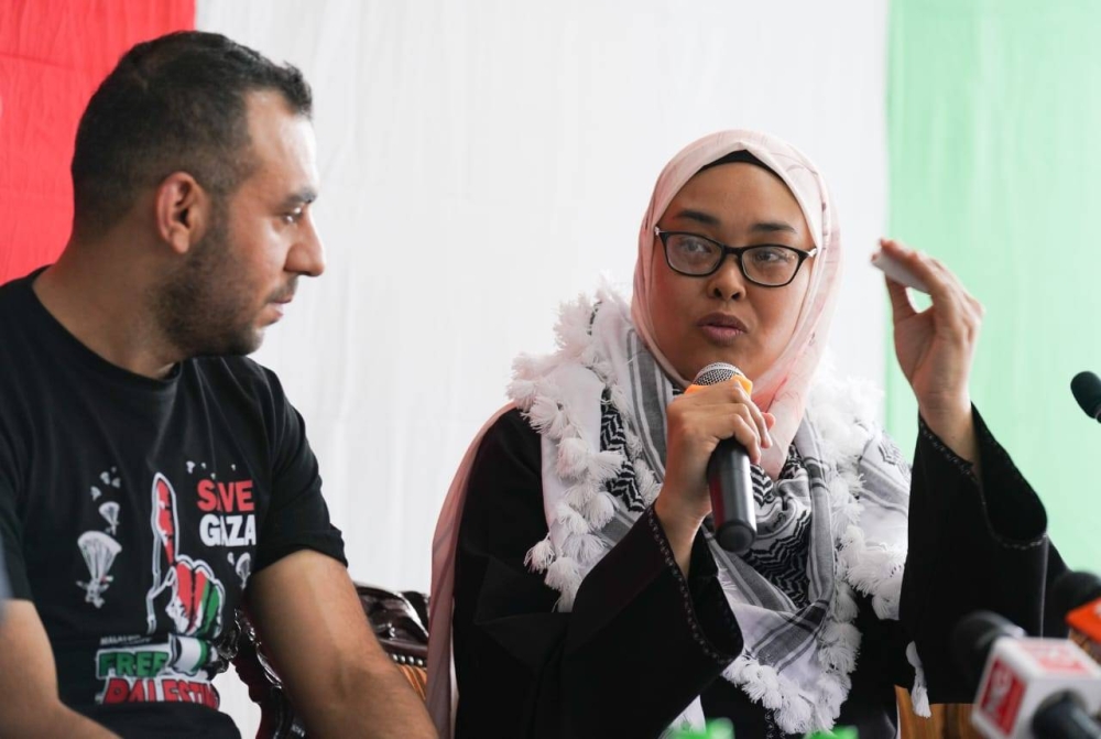 Nurul Ain Haron bersama suami, warga Palestin, Mohamed A M Shaat.
