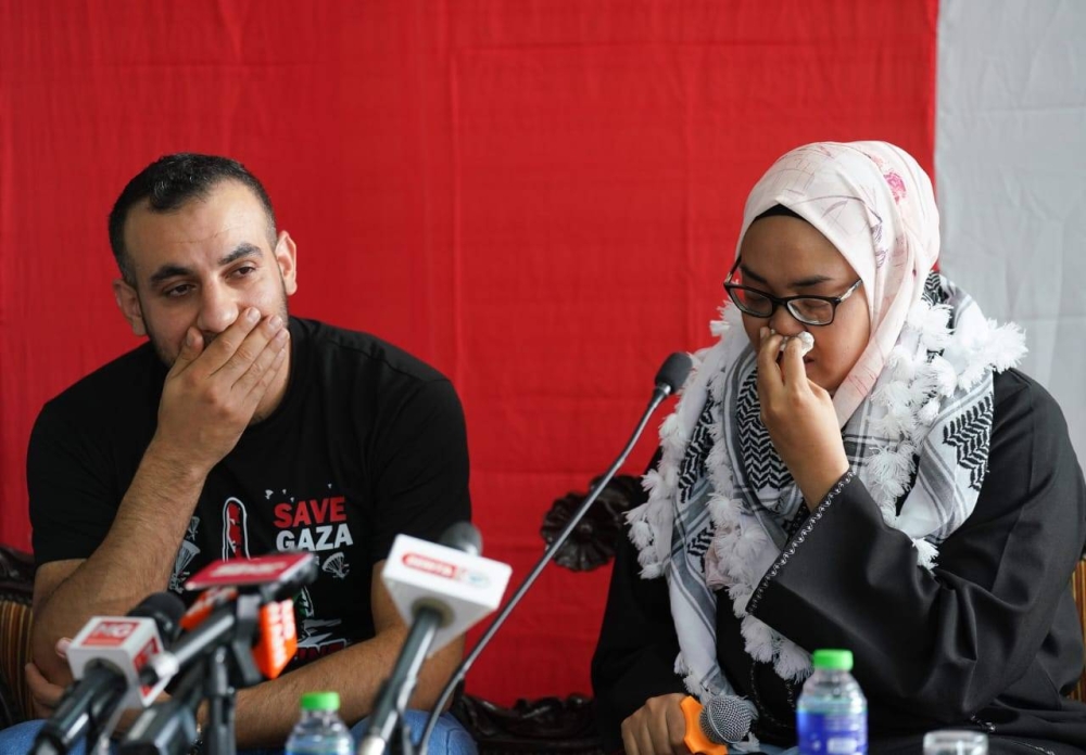 Nurul Ain Haron bersama suami, warga Palestin, Mohamed A M Shaat tidak dapat menahan sebak ketika sesi dialog 'Gaza dihatiku' di Surau Al Mukarramah di Taman Seri Keramat pada Sabtu.
