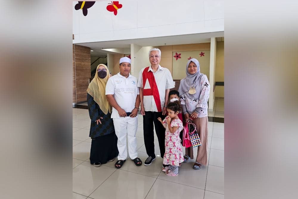 Mohd Shafiq (tengah) bersama bekas Perdana Menteri, Datuk Seri Ismail Sabri ketika berkunjung ke Hospital Tunku Azizah, Kuala Lumpur pada Sabtu.