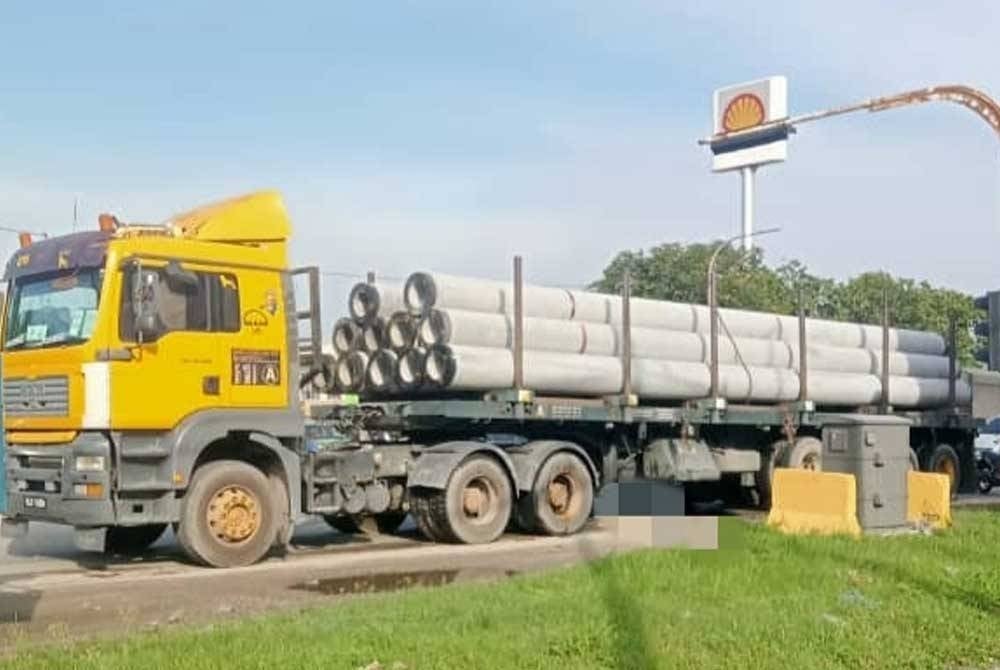 Mangsa berusia 37 tahun maut selepas digilis treler dalam kejadian di lampu isyarat Batu 5, Meru di Klang pada Sabtu.