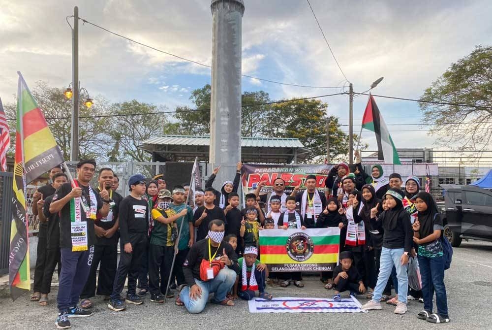 Sebahagian peserta mengambil bahagian dalam Program ‘Walk with Palestin’ sekitar Masjid Al-Ummah Telok Chengai Jalan Kuala Kedah, di sini, pada Sabtu.