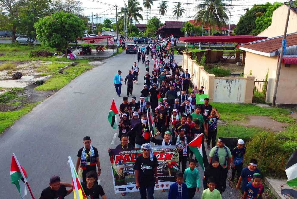 Kira-kira 2000 penduduk berarak sejauh tiga kilometer dalam Program ‘Walk with Palestin’ sekitar Masjid Al-Ummah Telok Chengai Jalan Kuala Kedah, di sini, pada Sabtu.