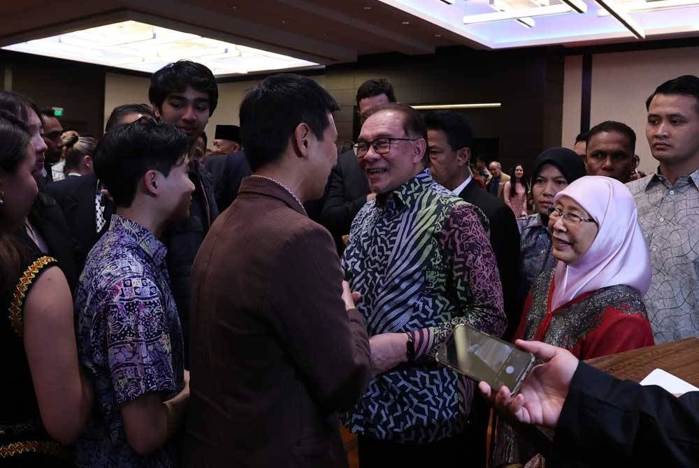 Anwar beramah mesra dengan diaspora dan pelajar Malaysia pada majlis makan malam di sini hari ini. - Foto: Bernama