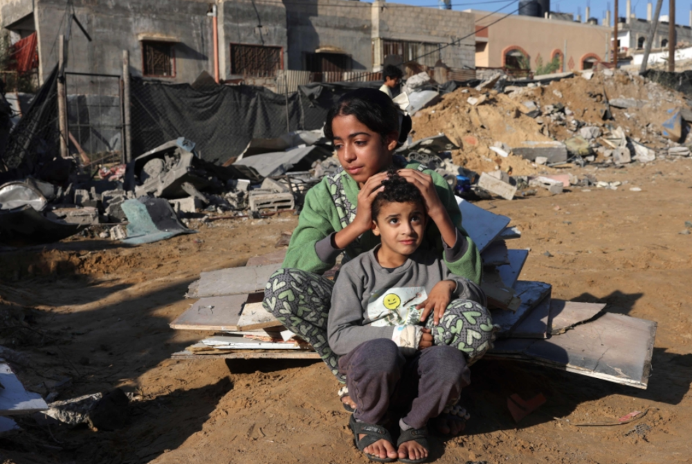 Keadaan sekeliling rumah musnah. - Foto AFP