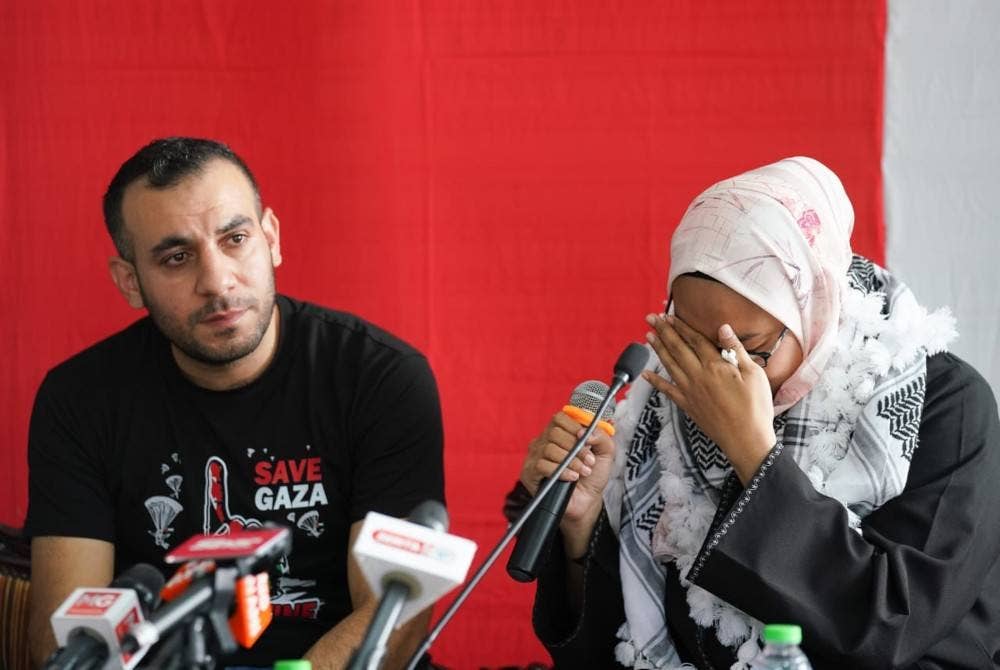 
Nurul Ain Haron (kanan) tidak dapat menahan sebak ketika berkongsi kisah mengenai kekuatan anak-anak Gaza sewaktu sesi dialog Gaza dihatiku, di Surau Al Mukarramah di Taman Seri Keramat pada Sabtu.