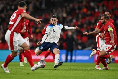 Pemain tengah England, Phil Foden melakukan percubaan ketika menentang Malta. - Foto: AFP
