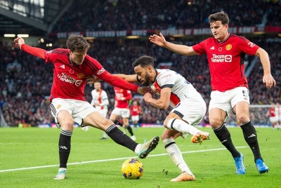 Lindelof (kiri) dan Harry Maguire (kanan) ketika perlawanan menentang Luton Town baru-baru ini. - Foto EPA
