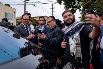 Selesai solat Jumaat, Anwar berkesempatan berbual santai dan beramah mesra bersama sekitar 250 komuniti Muslim yang hadir di Pusat Islam San Francisco. - Foto Pejabat PM