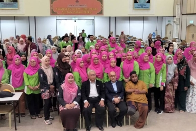 Dr Shaharum (duduk, dua dari kiri) dan Dr Mohd Zulkifli bergambar bersama peserta Bengkel Tantrum, Ketahui Teknik Pengurusan Tingkah Laku Kanak-Kanak OKU