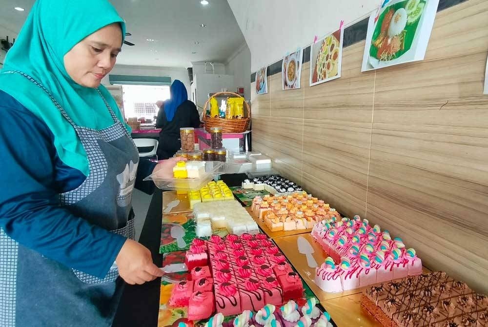 Noraliza akui gembira melihat orang ramai dapat membeli kek pada harga murah.