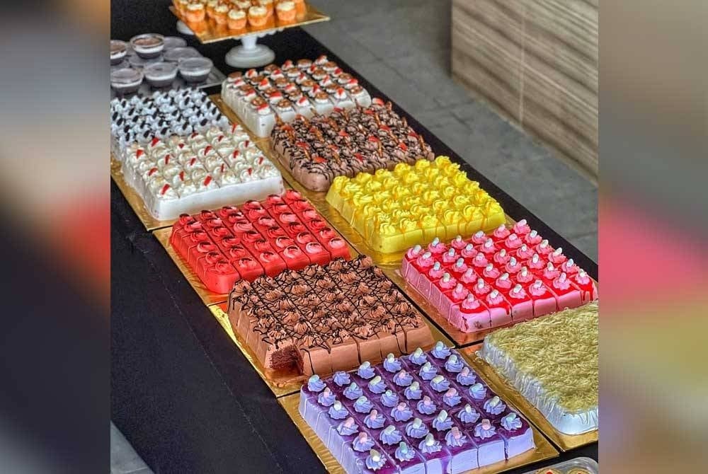 13 jenis kek yang dijual setiap hari di restoran miliknya di Seberang Balok.