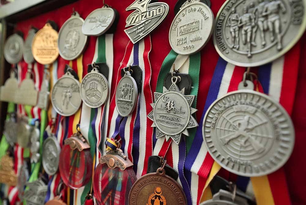 Antara koleksi pingat dikumpul Mohd Ros yang tekad menyertai aktiviti larian sejak dari 1993 hingga kini. - Foto Bernama