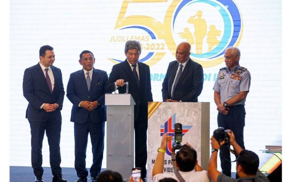 Menteri Pertahanan, Datuk Seri Mohamad Hasan melancarkan gimik perasmian Majlis Pengumuman Dividen 2022 LTAT dan Penyampaian Hadiah Cabutan Bertuah Aplikasi MyWira di sebuah hotel di Kuala Lumpur pada Mac lalu.
