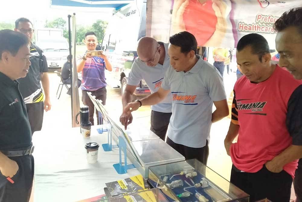 Mohd Azlan (dua dari kanan) melihat pameran disediakan AADK ketika Karnival Fit Mania Perak 2023 anjuran Pemadam Perak dan Persatuan Kecergasan Komuniti Perak di Taman Rekreasi Sultan Abdul Aziz pada Ahad.
