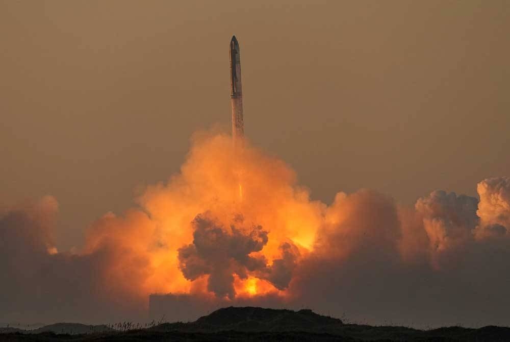Roket baharu SpaceX Starship yang dilancarkan pada Sabtu berakhir dengan kegagalan apabila berlaku letupan beberapa minit selepas pelancaran. - Foto AP