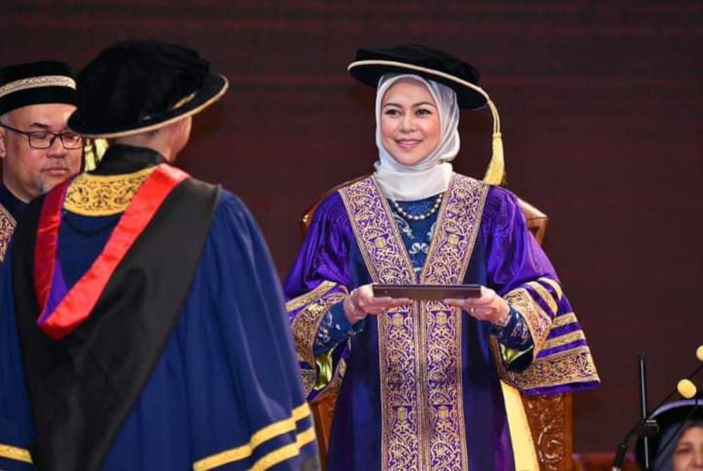 Tengku Permaisuri Selangor turut berkenan menganugerahkan ijazah Doktor Falsafah pelbagai bidang dan sarjana kepakaran perubatan kepada 125 graduan. -Foto Selangor Royale Office