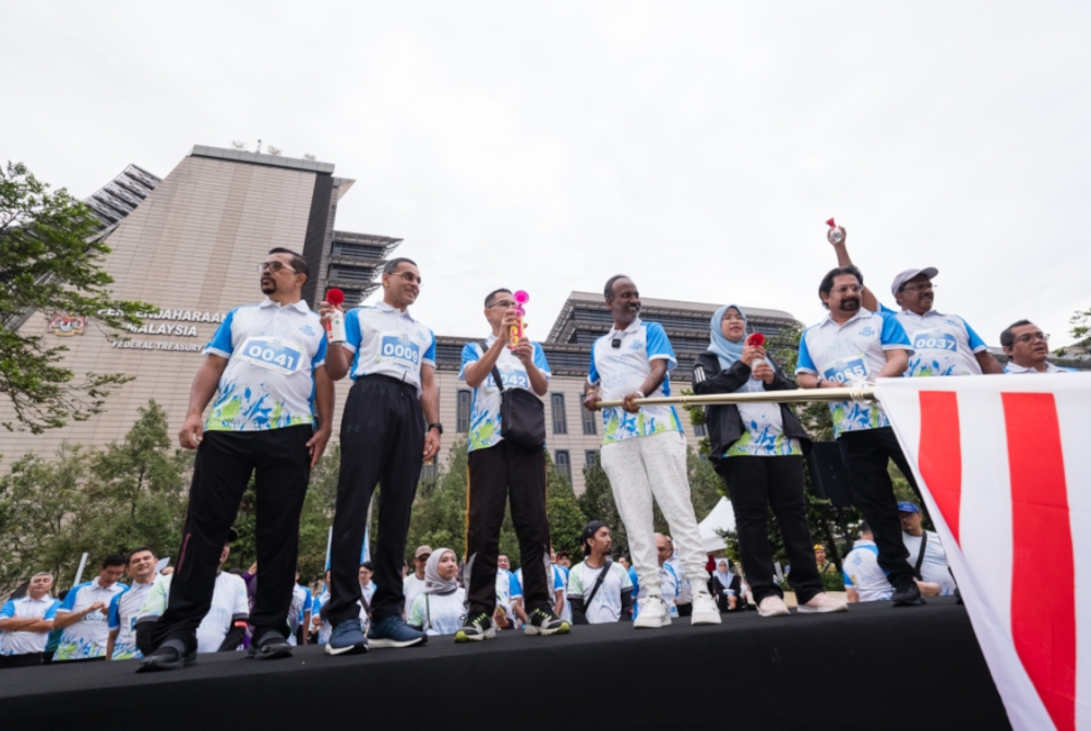Menteri Sumber Manusia V. Sivakumar (empat dari kiri) merasmikan PERKESO Run & Ride 2023 pada Ahad.