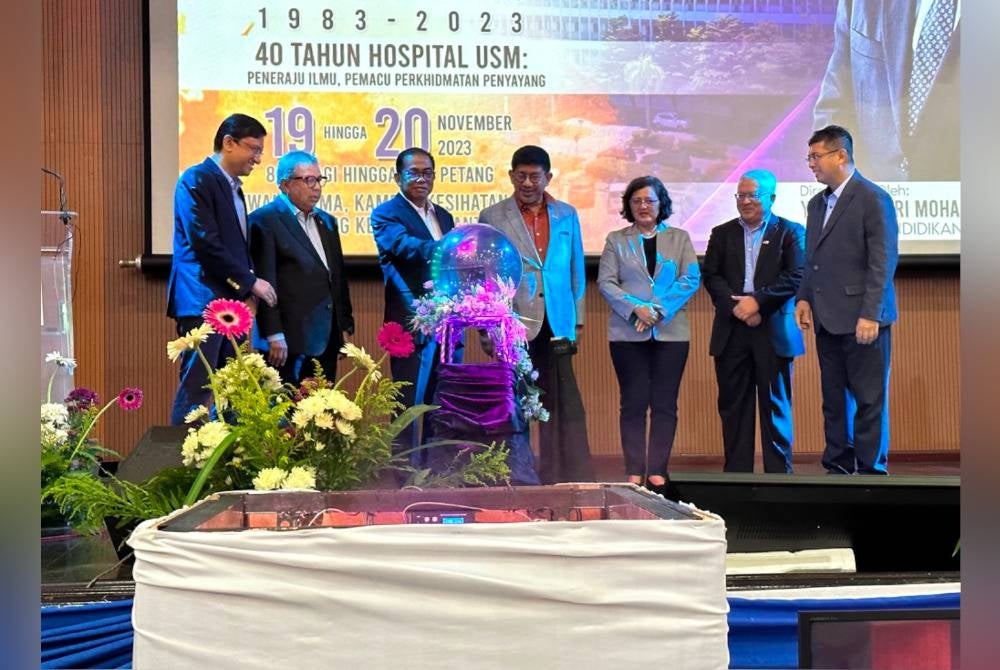 Mohamed Khaled (tiga dari kiri) yang merasmikan Sambutan 40 Tahun Hospital USM.