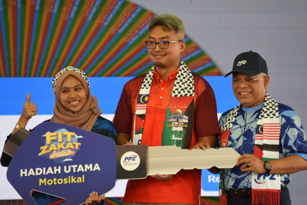 Seorang Sahabat Zakat PPZ-MAIWP (kiri) menerima replika kunci motosikal daripada Abdul Hakim Amir (kanan) sempena Kempen YEZ 2023.