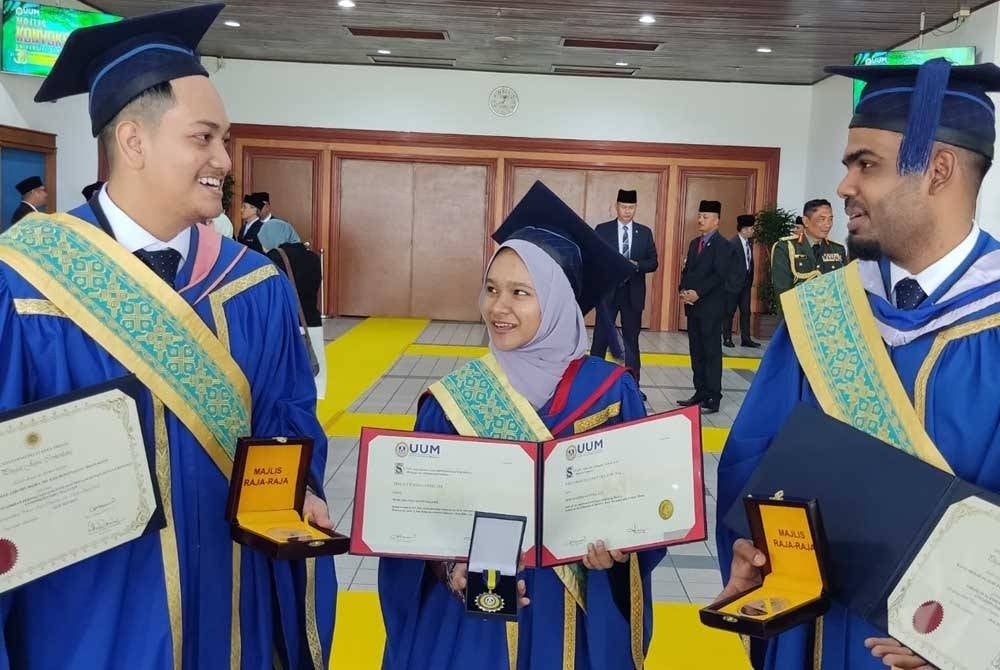 Dari kiri; Muhammad Azri, Nurfarazida dan Kaavilash selepas menerima anugerah masing-masing pada Konvokesyen UUM kali ke-36 di Dewan Muadzam Shah, Sintok pada Ahad.