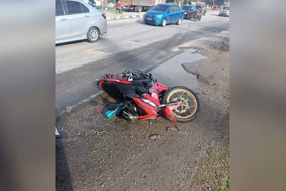 Seorang kerani maut selepas motosikal ditunggangnya terlanggar lubang sebelum terjatuh dan digilis lori treler di lampu isyarat Batu 5, Jalan Meru, Klang pada Sabtu.