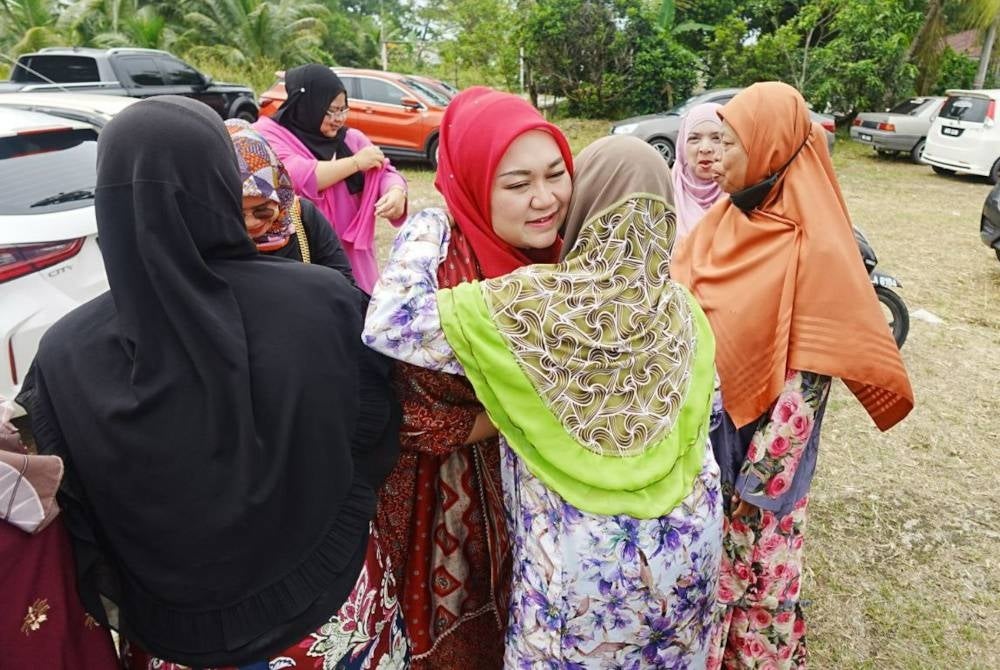 
Nurul Syazwani (dua dar kiri) beramah-mesra dengan penduduk pada Majlis Sambutan Deepavali di Kampung Bestari Jaya pada Ahad.