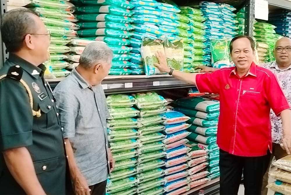 Ahmad (dua dari kanan) meninjau bekalan beras di sebuah pasar raya di daerah Pontian pada Ahad.