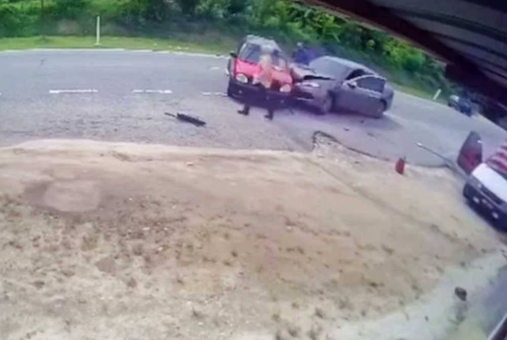 Tangkap layar rakaman CCTV kelihatan Shaharon Anuar dan isteri keluar dari kenderaan sejurus pelanggaran dan membantu mengeluarkan mangsa dari kereta Kelisa yang remuk.