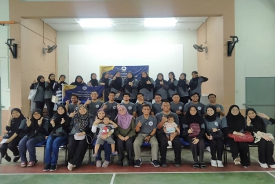 Zahar (duduk, lima dari kanan) bersama sukarelawan DPMP selepas Program CSRDPMP di Dewan Serbaguna Padang Tembak, Teluk Muroh pada Sabtu.