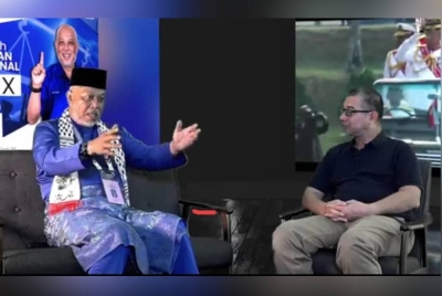 Raja Mohamed Affandi (kiri) dalam Wawancara Khas PRK Kemaman yang disiarkan di Facebook Barisan Nasional.