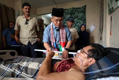 Mohd Na'im melawat salah seorang asnaf, Mohd Zaki Abdullah pada Program Ziarah Asnaf Siri Keempat di Perumahan Awam Seri Tioman 1, pada Ahad. - Foto Bernama