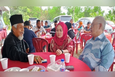 
Noh (kanan) bersama Nurul Syazwani (tengah) berbual bersama penduduk yang hadir pada Majlis Sambutan Deepavali di Kampung Bestari Jaya di sini pada Ahad.