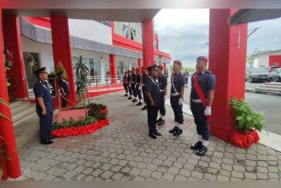 Abdul Wahab (tengah) memeriksa perbarisan pada Majlis Anugerah Perkhidmatan Cemerlang, Pingat Perkhidmatan Bomba dan Sijil Perkhidmatan 30 tahun 2022 di Dewan Muhammad Adib Ibu Pejabat JBPM Kedah, Jalan Suka Menanti pada Ahad.