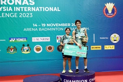 Pang Ron (kanan) dan Su Yin berjaya mengharumkan nama negara selepas menjuarai kategori beregu campuran sempena kejohanan badminton Cabaran Antarabangsa Malaysia 2023 Petronas di Arena Badminton Perak, Ipoh pada Ahad.